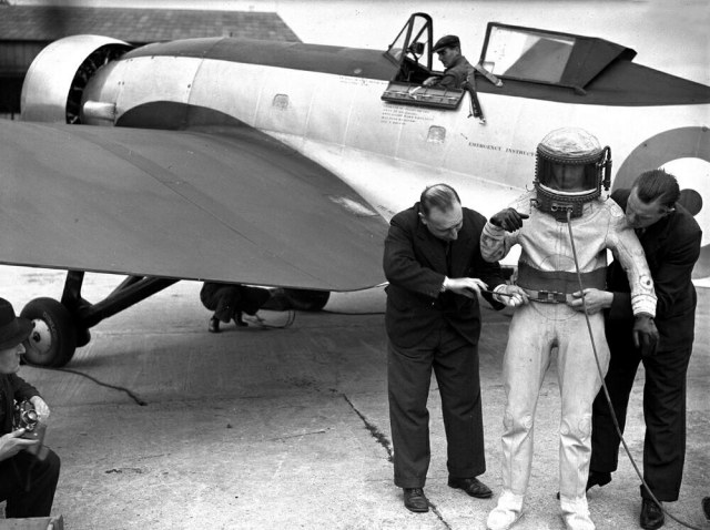 Flight Lieutenant Adam being assisted beside the Bristol Type 138, K4879, Farnborough, 15 October 1936.JPG